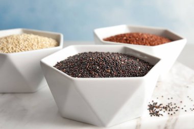 Quinoa taş tahta üzerinde farklı tipleri ile kase