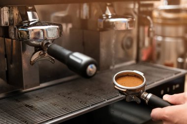 Erkek barista Profesyonel kahve makinesi, closeup kullanarak espresso yapma