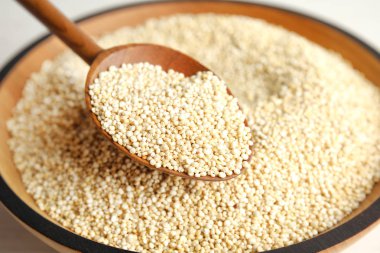 Kaşık ve beyaz quinoa, closeup ile kase
