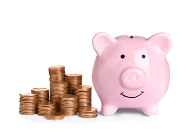 Kumbara ve farklı yükseklik para yığınları üzerinde beyaz izole