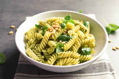 Lezzetli fesleğen pesto makarna gri tablo ile plaka