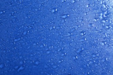 Su damlaları renk arka plan, üstten görünüm