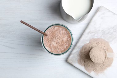 Protein içeceği, süt ve toz beyaz ahşap masa, üstten görünüm üzerinde sürahi ile cam