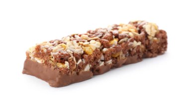 Beyaz zemin üzerine lezzetli protein bar. Sağlıklı snack