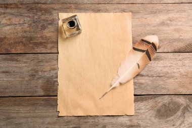 Tüy kalem, Inkwell ve boş parşömen üzerine ahşap masa, üstten görünüm. Metin için yer