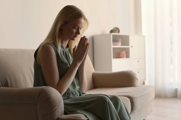 Θρησκευτικές Νεαρή Γυναίκα Προσεύχεται Στον Καναπέ Στο Σπίτι Χώρο Για — Φωτογραφία Αρχείου