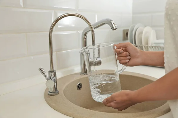 Mujer Vertiendo Agua Jarra Vidrio Cocina Primer Plano — Foto de Stock