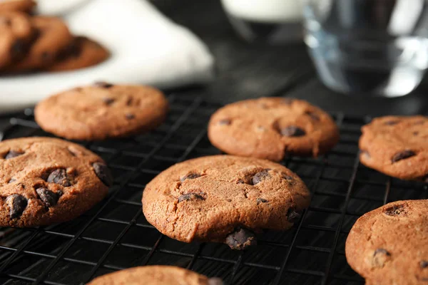 Cooling Rack Chocolate Chip Cookies Wooden Background — Stock Photo, Image