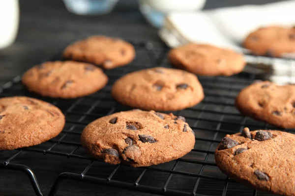 Koeling Rack Met Chocolade Chip Cookies Houten Achtergrond — Stockfoto