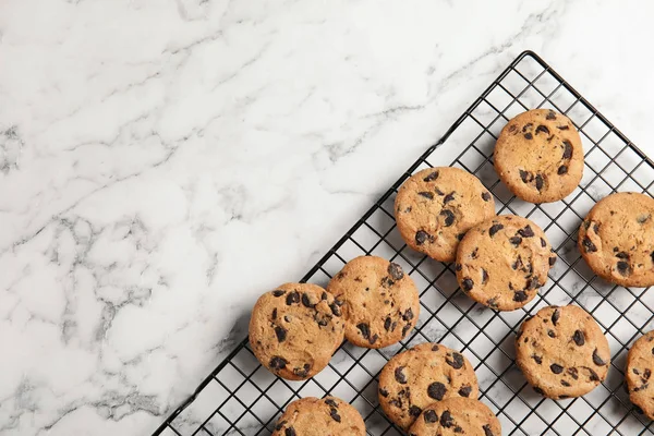 Hűtést Rack Márvány Háttér Csokoládé Chip Cookie Kat Felülnézet Hely — Stock Fotó