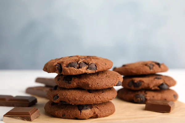 Pila Sabrosas Galletas Chispas Chocolate Pergamino Primer Plano — Foto de Stock