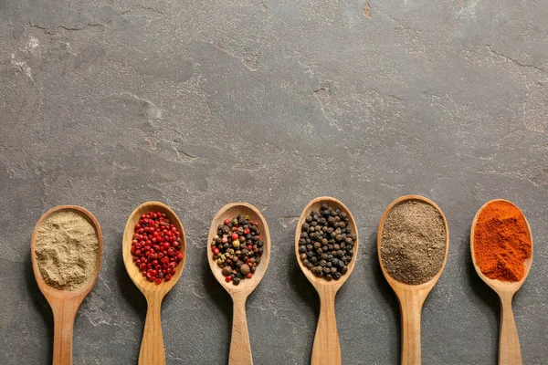 Cucharas Con Diferentes Tipos Pimienta Espacio Para Texto Sobre Fondo — Foto de Stock