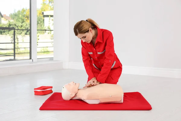 Mujer Uniforme Practicando Primeros Auxilios Maniquí Interiores — Foto de Stock