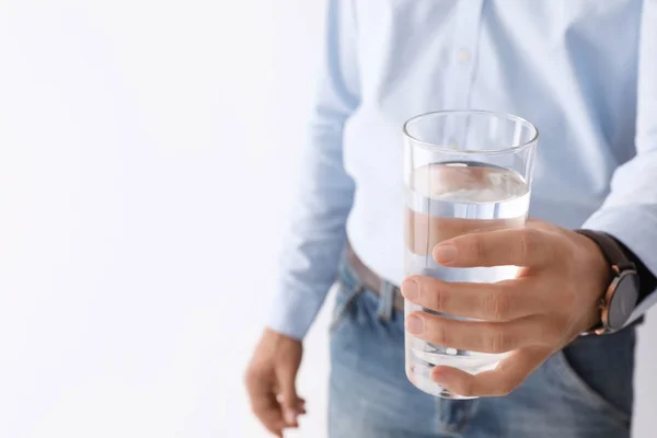 Uomo Che Tiene Bicchiere Acqua Pura Sfondo Bianco Primo Piano — Foto Stock
