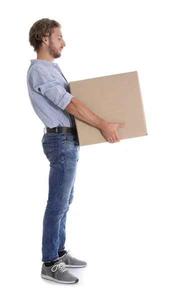 白い背景に重いダン ボール箱を運ぶ若い男の完全な長さの肖像画 姿勢の概念 — ストック写真