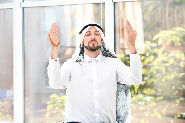 Muslim Pria Dengan Misbaha Berdoa Dekat Jendela Dalam Ruangan — Stok Foto