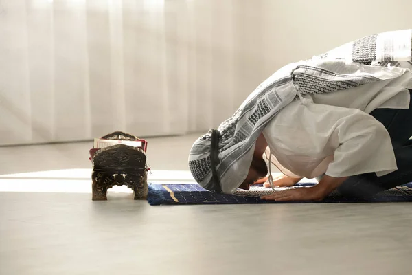 Muslim Man Traditional Clothes Praying Rug Indoors — Stock Photo, Image