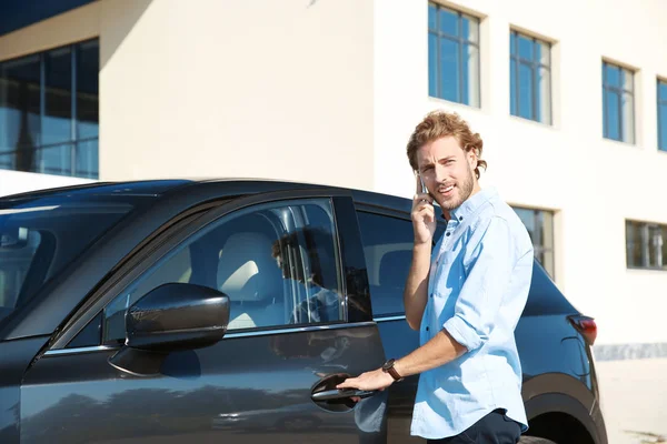 Joven Hablando Por Teléfono Mientras Abre Puerta Del Coche Aire — Foto de Stock