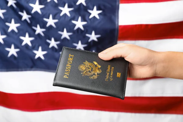 Kobieta Paszportem Przeciwko Flaga Usa Zbliżenie — Zdjęcie stockowe