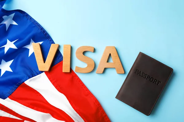 パスポートと色の背景上の米国の旗の単語フラット レイアウト構成 — ストック写真