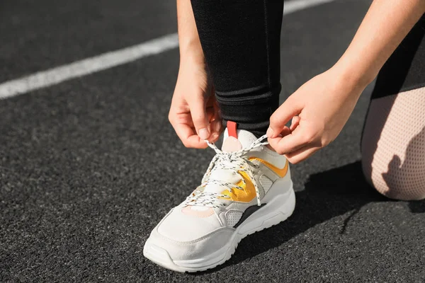 Genç Kadın Ayakkabı Bağcığı Stadyumu Nda Güneşli Günde Bağlama — Stok fotoğraf