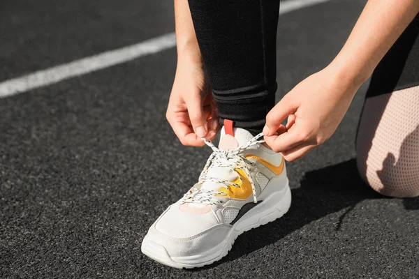 Mujer Joven Atando Cordones Estadio Día Soleado — Foto de Stock