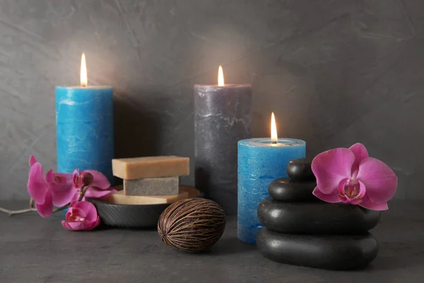 Bela Composição Com Velas Pedras Spa Mesa — Fotografia de Stock