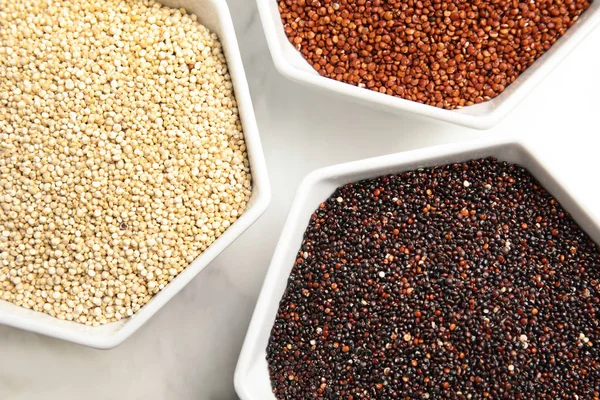Kommen Met Verschillende Soorten Quinoa Aan Boord Bovenaanzicht — Stockfoto