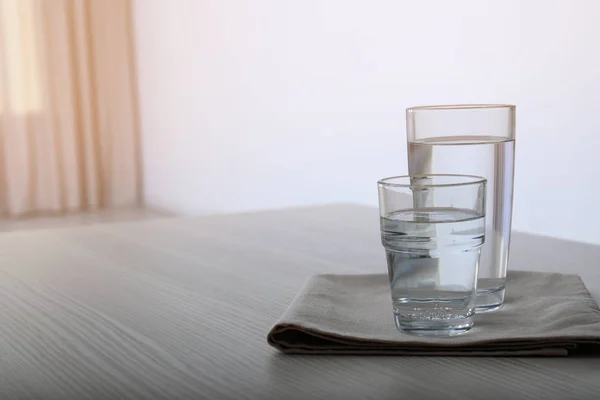 Ποτήρια Νερό Στο Τραπέζι Θολή Φόντο Χώρο Για Κείμενο — Φωτογραφία Αρχείου