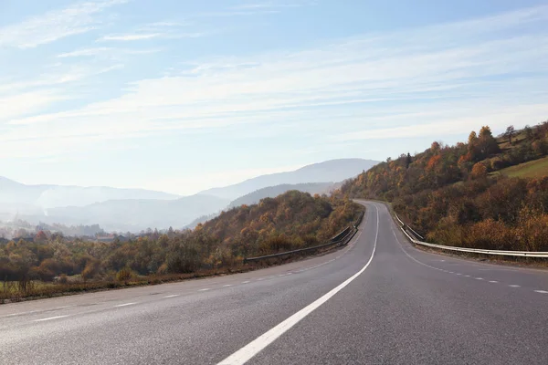 Paisagem Com Estrada Asfalto Que Conduz Montanhas — Fotografia de Stock