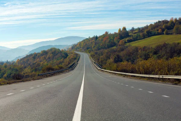 Paisagem Com Estrada Asfalto Que Conduz Montanhas — Fotografia de Stock