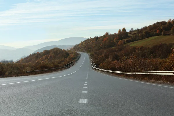 Paisagem Com Estrada Asfalto Que Conduz Montanhas — Fotografia de Stock