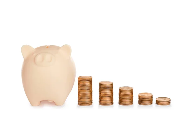 Piggy Bank Verschillende Hoogte Munt Stapels Witte Achtergrond Ruimte Voor — Stockfoto