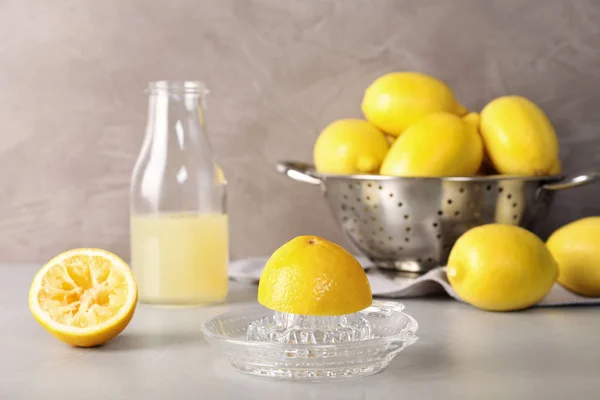 Композиція Скляною Сковородою Лимонами Столі — стокове фото