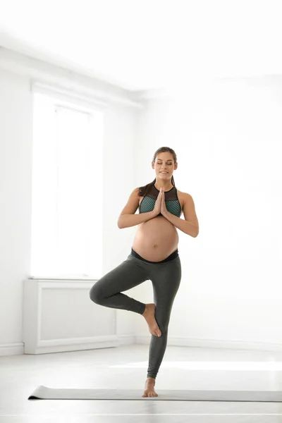 Femeie Însărcinată Haine Fitness Care Practică Yoga Acasă — Fotografie, imagine de stoc