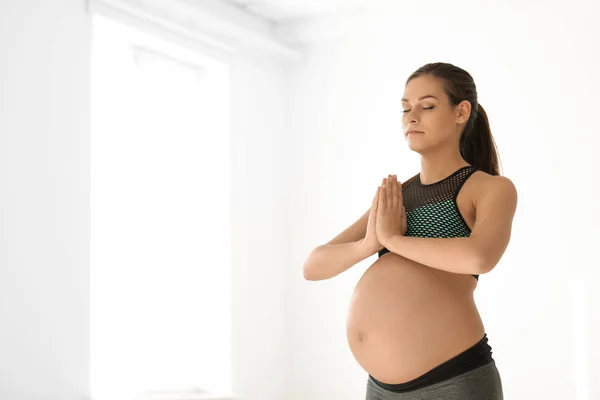 Mujer Embarazada Joven Ropa Fitness Practicando Yoga Casa Espacio Para —  Fotos de Stock