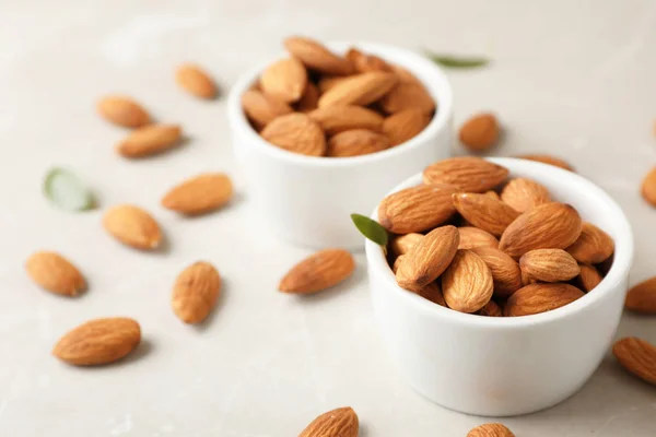 Sabrosos Frutos Secos Almendras Orgánicas Cuencos Sobre Mesa Espacio Para — Foto de Stock