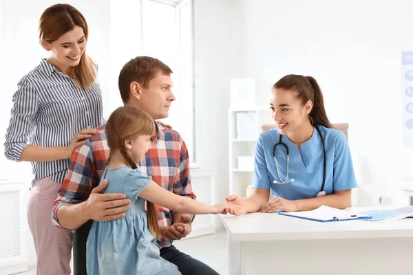 Eltern Mit Kleiner Tochter Besuchen Kinderarzt Krankenhaus — Stockfoto