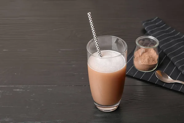 Glas Choklad Protein Shake Svarta Träbord Utrymme För Text — Stockfoto