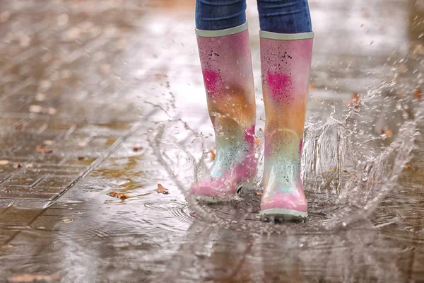 Žena Nosí Gumové Boty Stříkající Louži Dešti Zaměření Nohy Podzimní — Stock fotografie