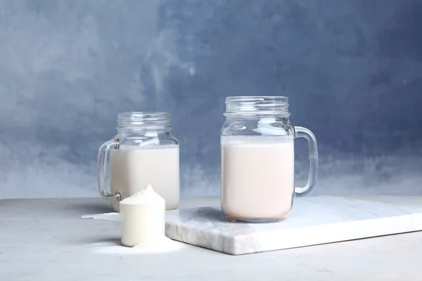 Syltetøyglass Med Proteinshake Skje Med Pulver Bordet – stockfoto