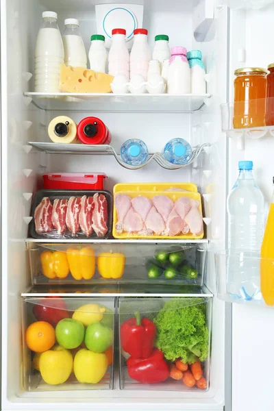 Offener Kühlschrank Mit Vielen Verschiedenen Produkten Nahaufnahme — Stockfoto