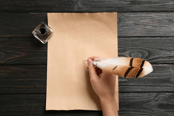 Mulher Usando Pena Caneta Para Escrever Com Tinta Pergaminho Mesa — Fotografia de Stock