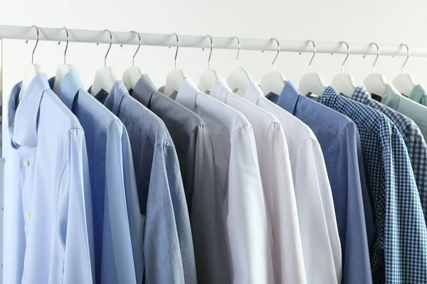 Mannen Kleren Opknoping Garderobe Rek Tegen Witte Achtergrond — Stockfoto