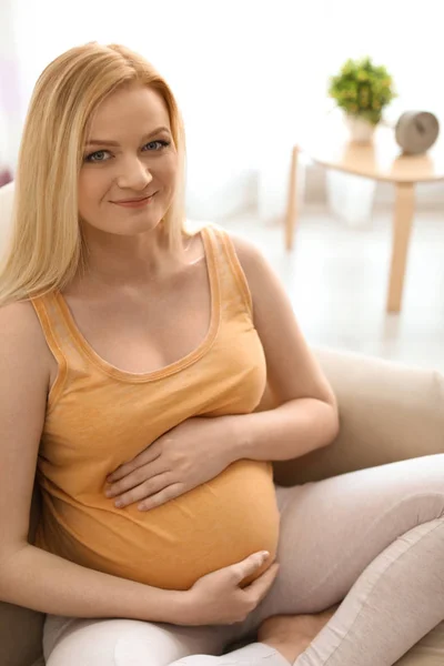 Piękna Ciąży Kobieta Siedzi Kanapie Domu — Zdjęcie stockowe