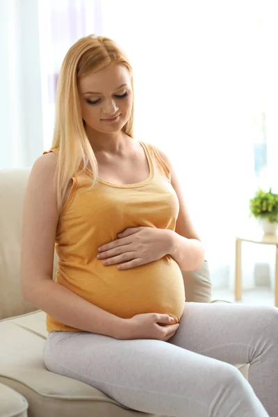 Mooie Zwangere Vrouw Zit Lichte Kamer Thuis — Stockfoto