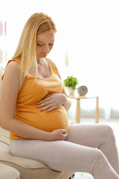 Mooie Zwangere Vrouw Zit Lichte Kamer Thuis — Stockfoto