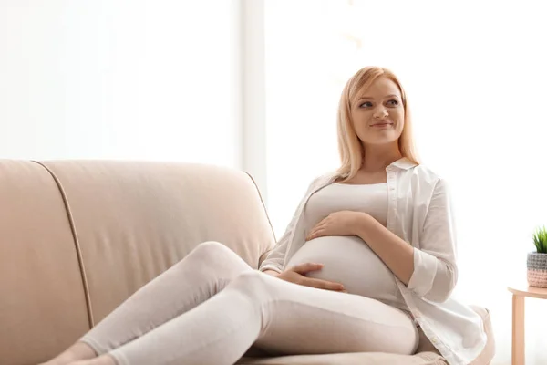 Mooie Zwangere Vrouw Rustend Sofa Thuis — Stockfoto