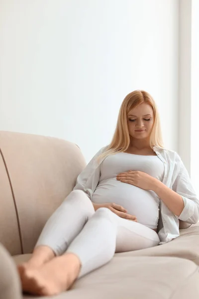 Güzel Bir Hamile Kadın Evde Koltukta Dinleniyor — Stok fotoğraf