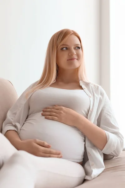 집에서 소파에 임신한 — 스톡 사진